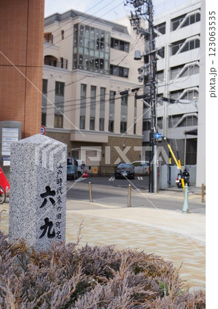 信州　松本市市街地　旧町名標識　「六九町（ろっくまち）」近傍の光景 123063535