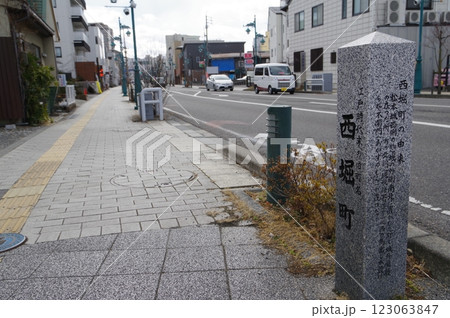 信州　松本市市街地　旧町名標識　「西堀町（にしぼりまち）」近傍の光景 123063847