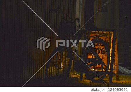 夜・路上・自転車(吉祥寺駅 近く/東京都武蔵野市) 夜・路上・自転車(吉祥寺駅 近く/東京都武蔵野市) 123063932