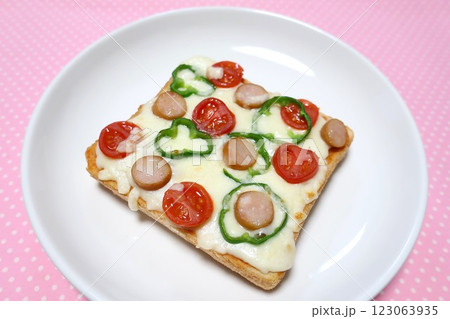 モッツァレラチーズのピザトースト 123063935