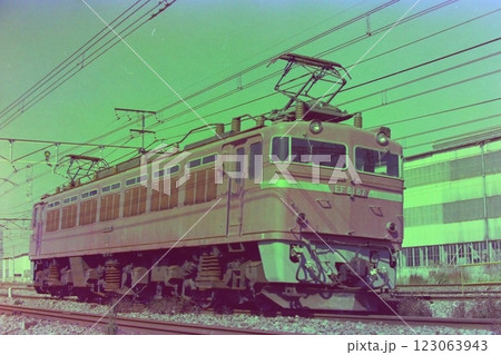国鉄、EF81電気機関車の単機回送、EF8187、蕨-南浦和、1977年10月22日 国鉄、EF81電気機関車の単機回送、EF8187、蕨-南浦和、1977年10月22日 123063943