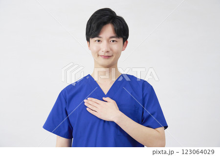 医者・看護師・歯科医師・介護士 胸に手を置く男性 ポートレート 白背景 カメラ目線 医者・看護師・歯科医師・介護士 胸に手を置く男性 ポートレート 白背景 カメラ目線 123064029
