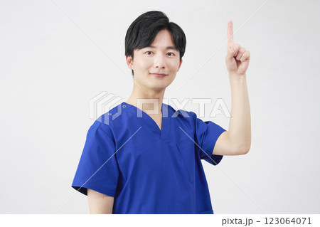 医者・看護師・歯科医師・介護士　上を指差す男性　　白背景 123064071