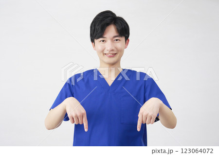 医者・看護師・歯科医師・介護士 下を指差す男性  白背景 医者・看護師・歯科医師・介護士 下を指差す男性  白背景 123064072