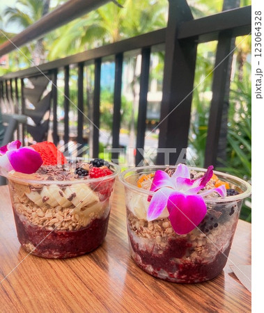 ハワイで食べるアサイーボウル 123064328