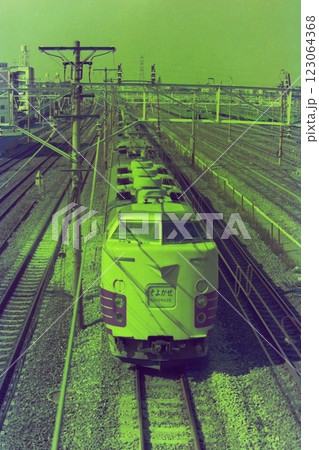 上野-中軽井沢の在来線特急「そよかぜ」7022M、189系、蕨－南浦和、1977年10月22日 123064368