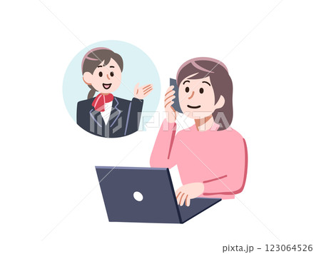PCをしながらオペレーターに問い合わせる女 123064526