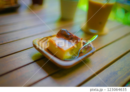 テラス席で食べるチーズケーキ 123064635