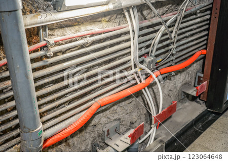 産業設備の配線 123064648