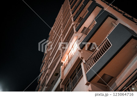 夜の建物ファサード 123064716