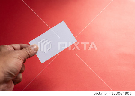 カードを持つ人 123064909