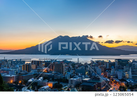鹿児島県鹿児島市　城山公園展望台から望む噴煙を上げる朝の桜島 123065054