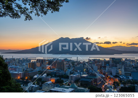 鹿児島県鹿児島市 城山公園展望台から望む噴煙を上げる朝の桜島 鹿児島県鹿児島市 城山公園展望台から望む噴煙を上げる朝の桜島 123065055