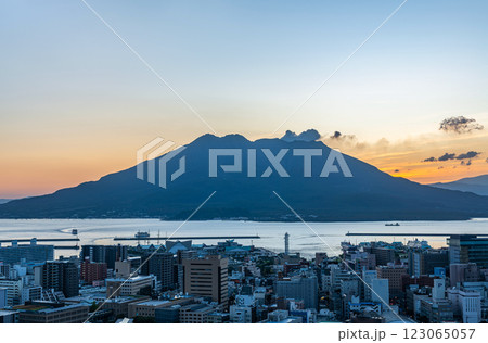 鹿児島県鹿児島市 城山公園展望台から望む噴煙を上げる朝の桜島 鹿児島県鹿児島市 城山公園展望台から望む噴煙を上げる朝の桜島 123065057