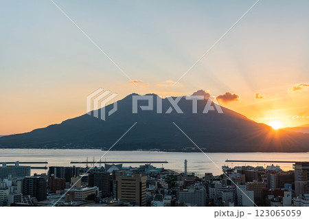 鹿児島県鹿児島市 城山公園展望台から望む桜島越しの日の出 鹿児島県鹿児島市 城山公園展望台から望む桜島越しの日の出 123065059