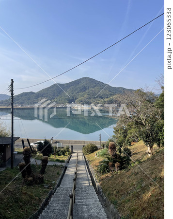 五島列島 久賀島にある牢屋の窄殉教記念聖堂から見た景色 五島列島 久賀島にある牢屋の窄殉教記念聖堂から見た景色 123065338