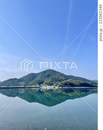 五島列島 久賀島で見れる鏡面世界 五島列島 久賀島で見れる鏡面世界 123065340