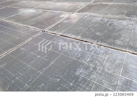 汚れた太陽光パネルのアップ　汚れたソーラーパネル 123065409