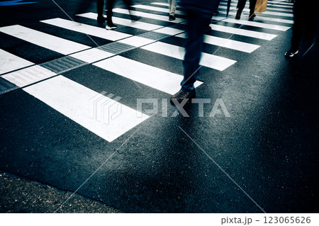 雨上がりの横断歩道を渡る人々 a-3 暖色加味 雨上がりの横断歩道を渡る人々 a-3 暖色加味 123065626