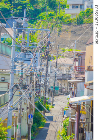 住宅街と電柱 123065833