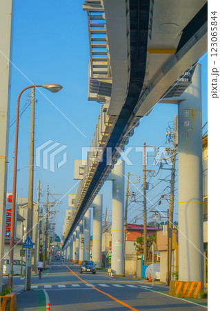 湘南モノレールと大船の街並み 湘南モノレールと大船の街並み 123065844