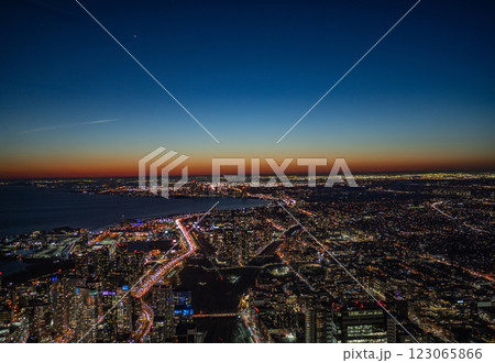 夜景に浮かぶ都市の光 123065866