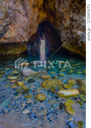 洞窟と透き通る水 洞窟と透き通る水 123065873