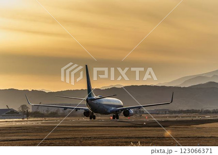 夕暮れの仙台空港　離陸中の飛行機　宮城県名取市 123066371