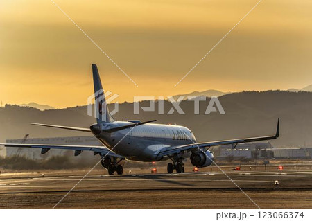 夕暮れの仙台空港 離陸中の飛行機 宮城県名取市 夕暮れの仙台空港 離陸中の飛行機 宮城県名取市 123066374