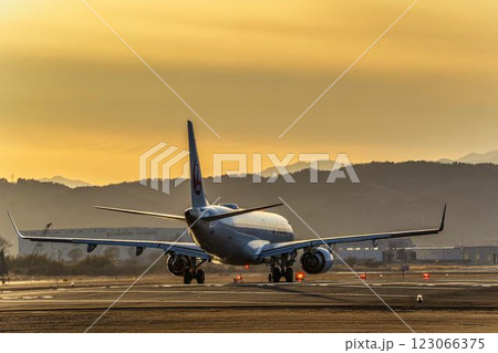 夕暮れの仙台空港 離陸中の飛行機 宮城県名取市 夕暮れの仙台空港 離陸中の飛行機 宮城県名取市 123066375