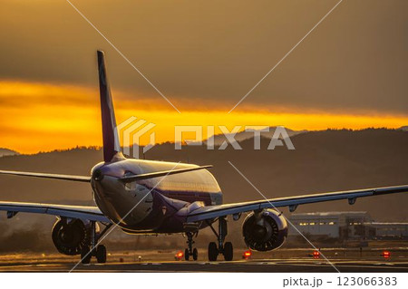 夕暮れの仙台空港 離陸中の飛行機 宮城県名取市 夕暮れの仙台空港 離陸中の飛行機 宮城県名取市 123066383
