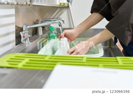 水道を使う飲食店の従業員 123066398
