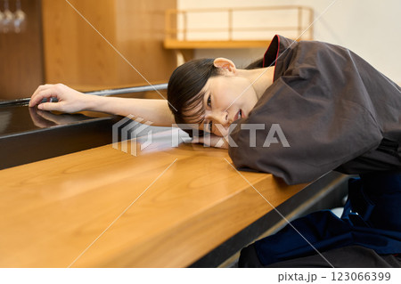 疲れる飲食店の従業員 123066399