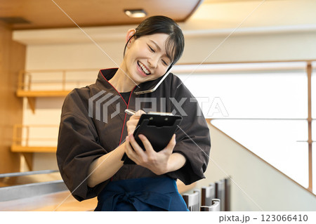 電話の予約を受ける笑顔の従業員 123066410