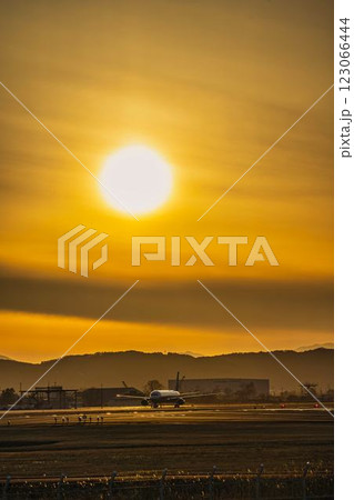 夕暮れの仙台空港 タキシング中の飛行機 宮城県名取市 夕暮れの仙台空港 タキシング中の飛行機 宮城県名取市 123066444