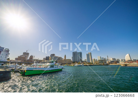 日本の横浜都市景観強風で（土煙に覆われた横浜の街や）滲む太陽、海面には美しい波紋…＝13日 123066668