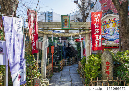 東京都台東区千束　仲之町通り　吉原弁財天本宮　鳥居 123066671
