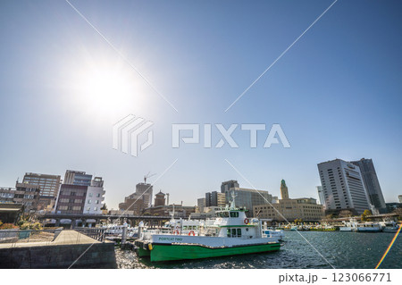日本の横浜都市景観強風で(土煙に覆われた横浜の街や)滲む太陽、海面には波紋…=13日 日本の横浜都市景観強風で(土煙に覆われた横浜の街や)滲む太陽、海面には波紋…=13日 123066771