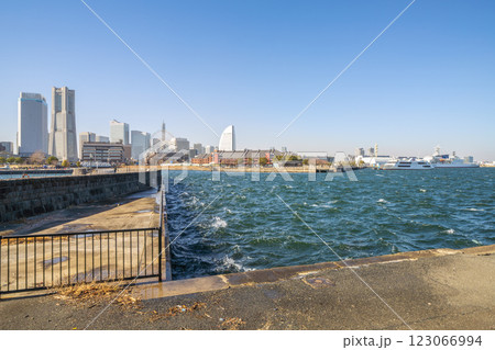 日本の横浜都市景観強風で(土煙に覆われた横浜の街や)滲む太陽、海面には波しぶきや波紋…=13日 日本の横浜都市景観強風で(土煙に覆われた横浜の街や)滲む太陽、海面には波しぶきや波紋…=13日 123066994