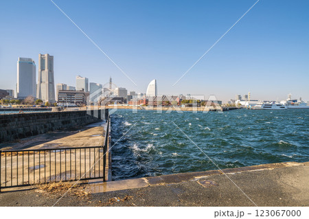 日本の横浜都市景観強風で（土煙に覆われた横浜の街や）滲む太陽、海面には波しぶきや波紋…＝13日 123067000