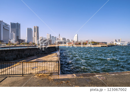 日本の横浜都市景観強風で（土煙に覆われた横浜の街や）滲む太陽、海面には波しぶきや波紋…＝13日 123067002