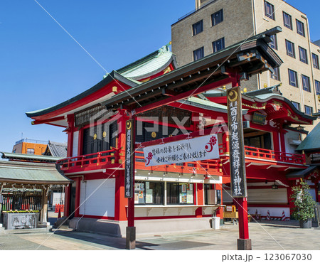 東京都台東区　浅草千束　鷲神社（おおとりじんじゃ）　神楽殿（左）と渡殿（右） 123067030