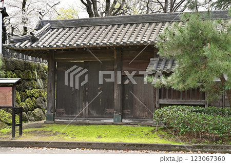 中山道高崎宿散歩：高崎城東門　高崎城址公園 123067360