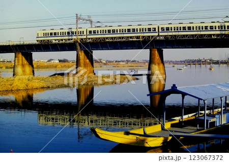 小田急、多摩川旧橋梁を渡る2400形HE車、1982年1月3日 小田急、多摩川旧橋梁を渡る2400形HE車、1982年1月3日 123067372