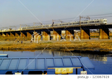 小田急、多摩川旧橋梁を渡る2400形HE車の8連、1982年1月3日 123067819