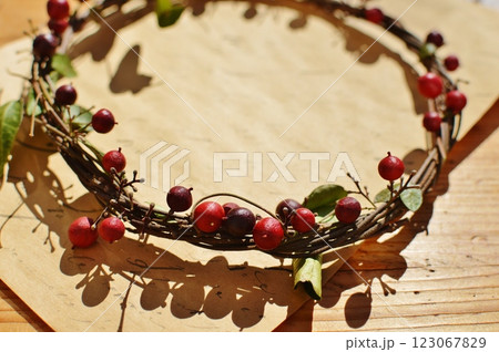 赤いナンテンの実のリース　　　　 123067829