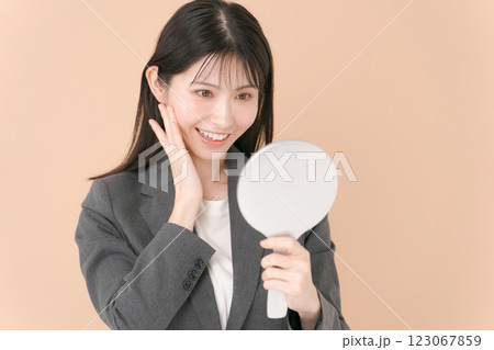 手鏡を持つスーツの女性 123067859