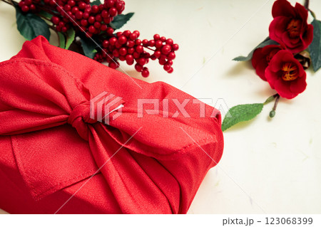 赤色の風呂敷包みと椿と南天 赤色の風呂敷包みと椿と南天 123068399