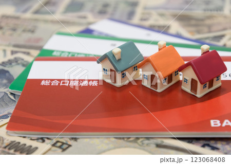 お金と通帳と家 123068408