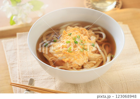 温かい、卵とじうどん（湯気あり） 123068948
